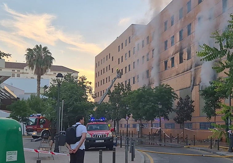 Un aparatoso incendio obliga al desalojo completo de un hotel y a cortar varias calles del Centro de Málaga