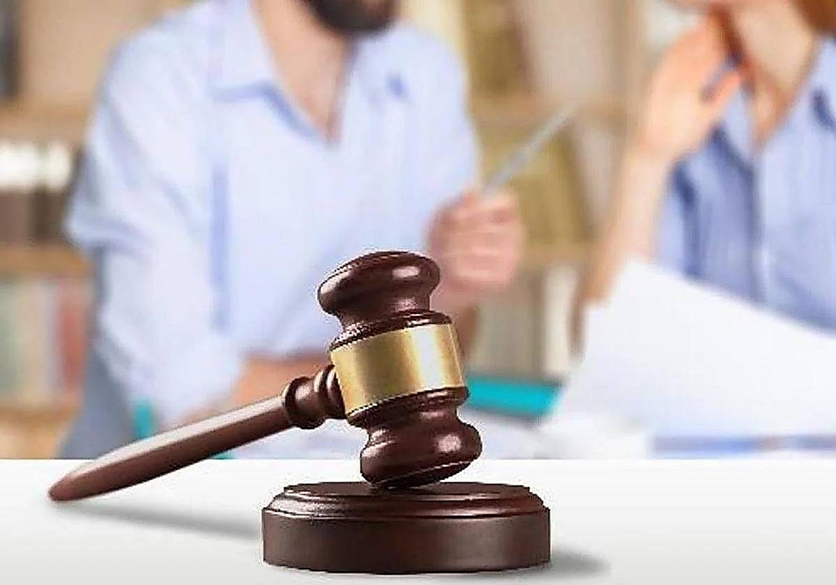 Dos años de cárcel y cuatro de inhabilitación para un policía por apropiarse de 40 euros de una multa