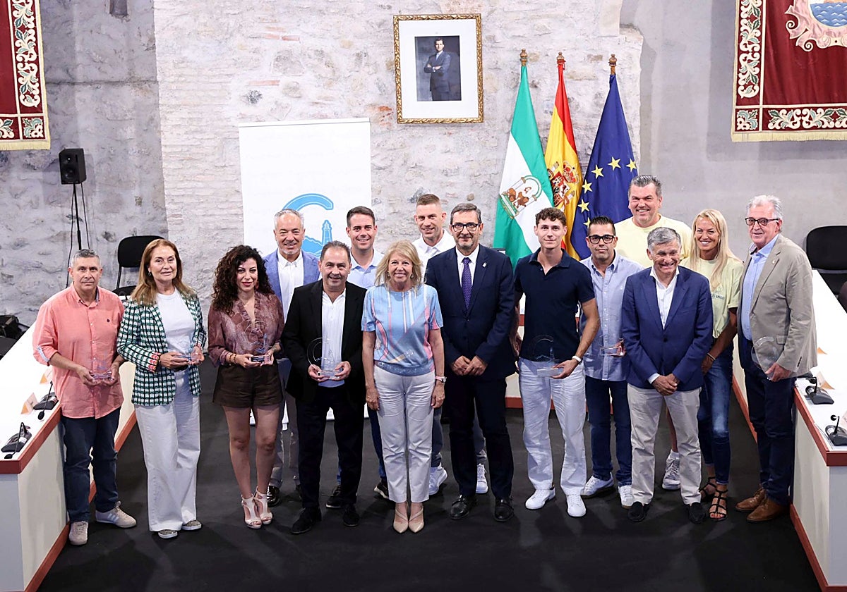 El Ayuntamiento pone en valor el comercio de proximidad con un homenaje a diez empresas de San Pedro