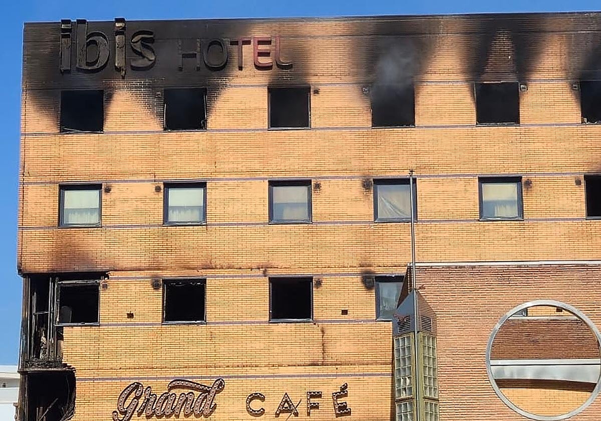 El Ayuntamiento ordena el vallado perimetral del edificio incendiado para evitar daños a terceros