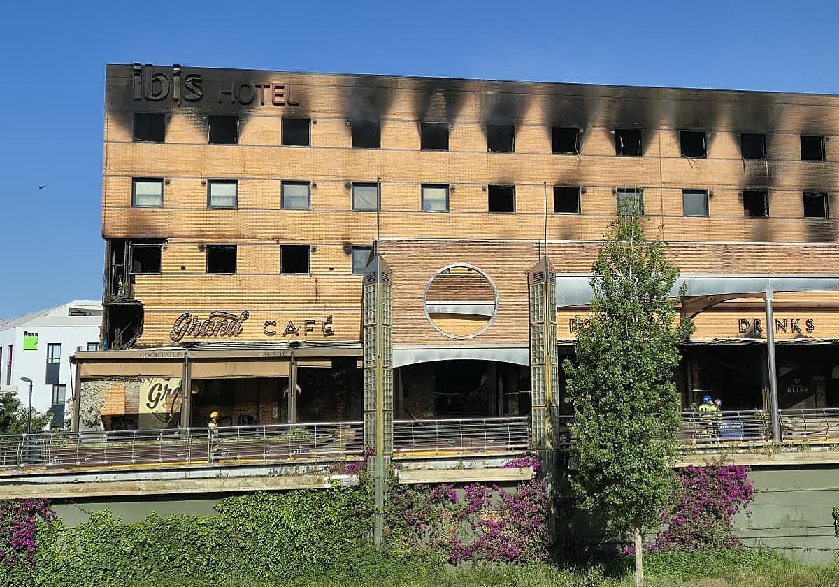 El fuego que calcinó el Ibis se agravó por los forjados de madera y una entrada súbita de oxígeno
