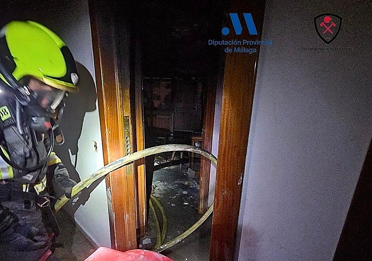Detenida una vecina por el incendio con cuatro heridos en un edificio de Estepona