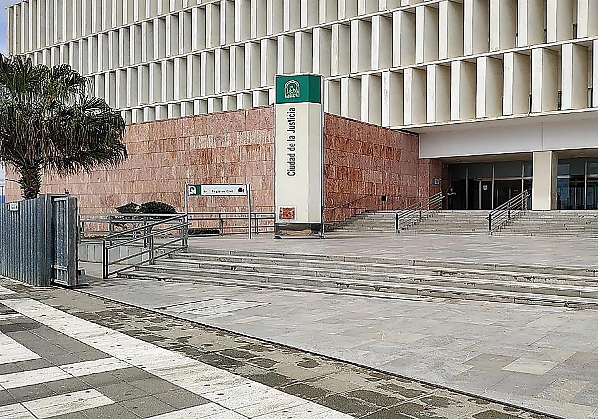 Condenado a tres años de cárcel por lesionar a una mujer y saltarse alejamiento dictado por acoso en Torremolinos