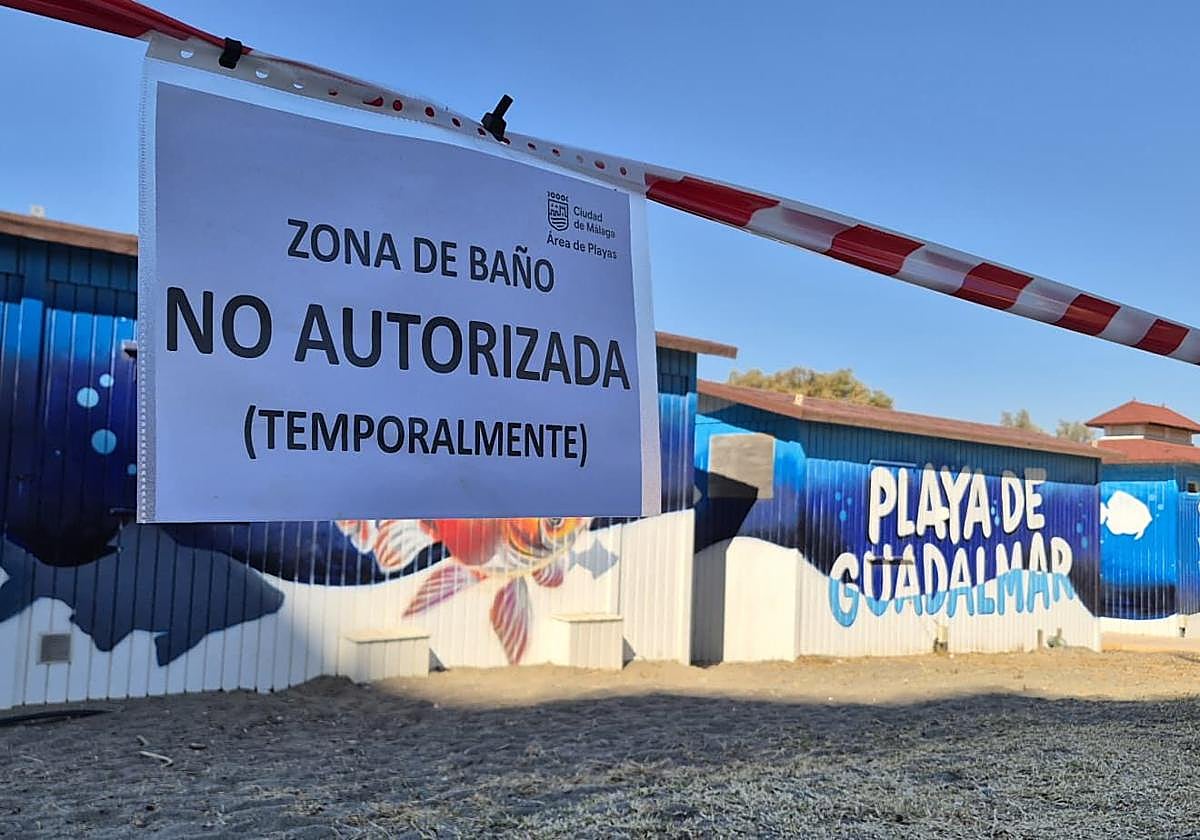 Un vertido de aguas fecales obliga a cerrar al baño la playa de Guadalmar