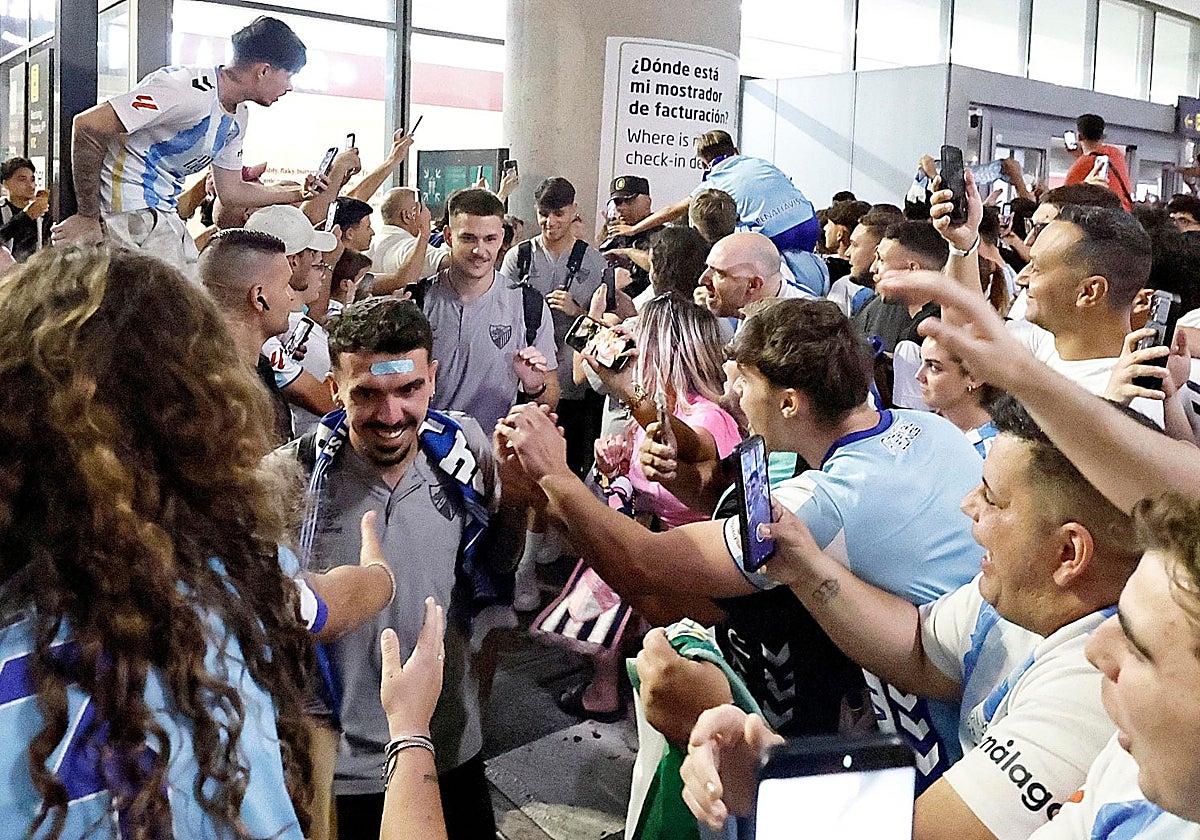 La afición prepara una gran despedida al Málaga en el Aeropuerto antes de su salida a Las Palmas