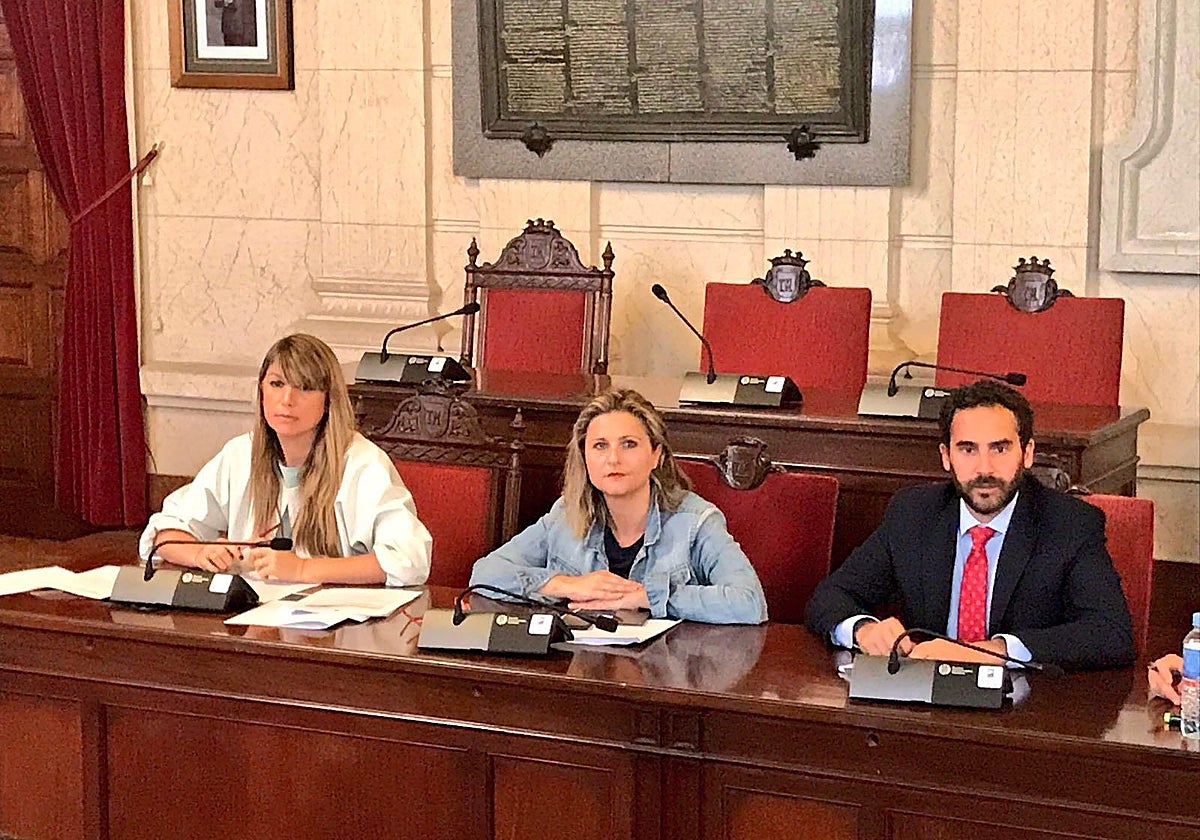 Vuelve al Ayuntamiento de Málaga con el acta de concejal debajo del brazo