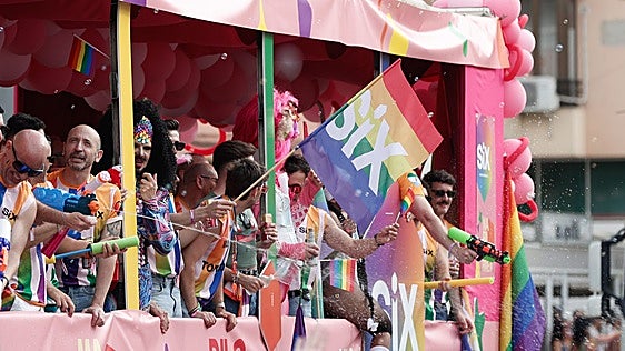 Más de 100.000 personas recorren las calles de Torremolinos por los derechos LGTBI