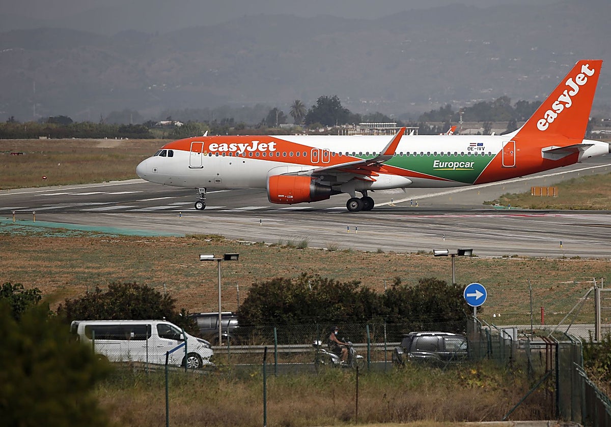 Avión de Easyjet aterriza en el aeropuerto de Málaga.