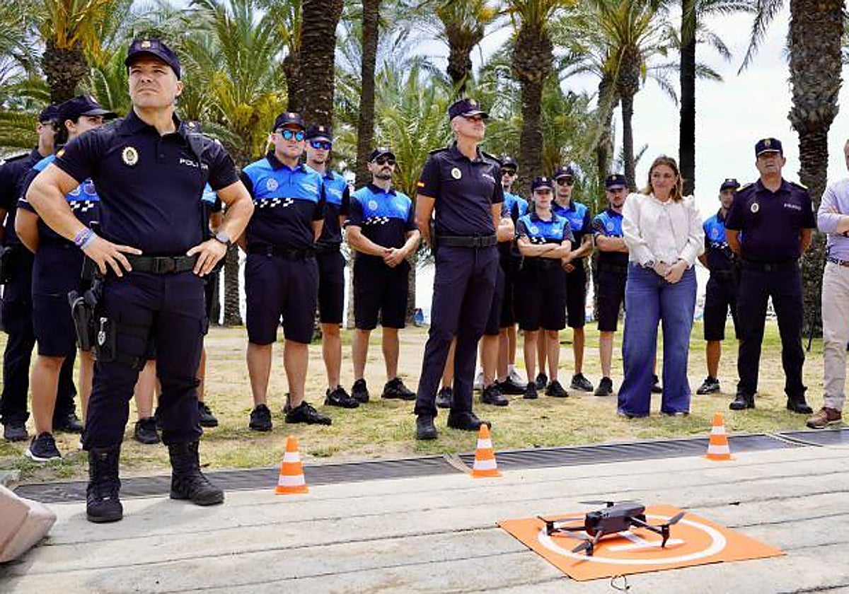 Policías en bici, auxiliares de playa y un dron para vigilar vigilar el litoral de Torremolinos