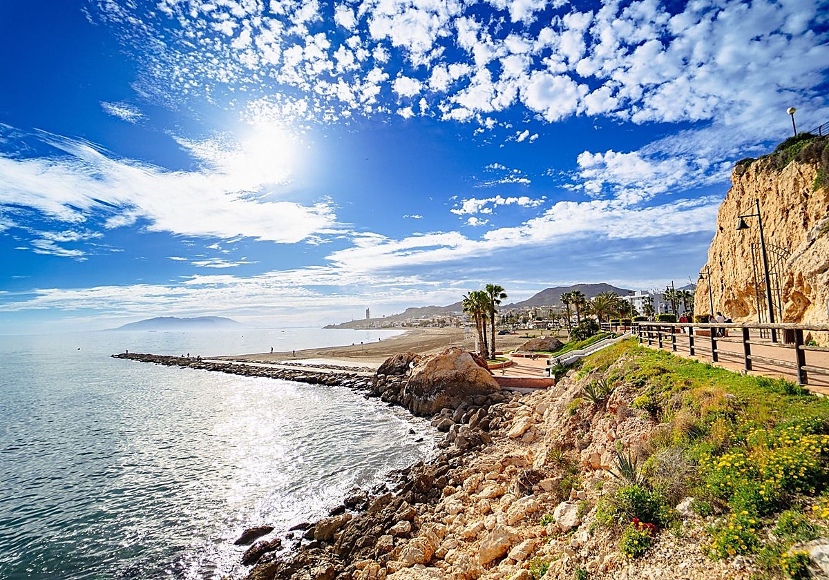 Casi 450.000 euros para limpieza de parcelas y el mantenimiento de los acantilados de El Cantal en Rincón de la Victoria