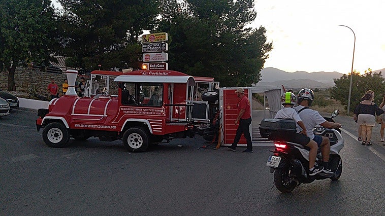 Varios heridos por el vuelco de un tren turístico en Cártama