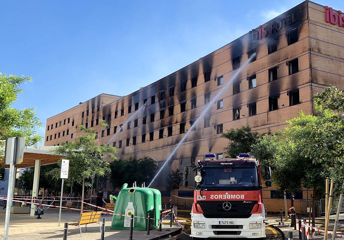 El incendio del Ibis reaviva el temor de los vecinos del Centro de Málaga ante posibles emergencias