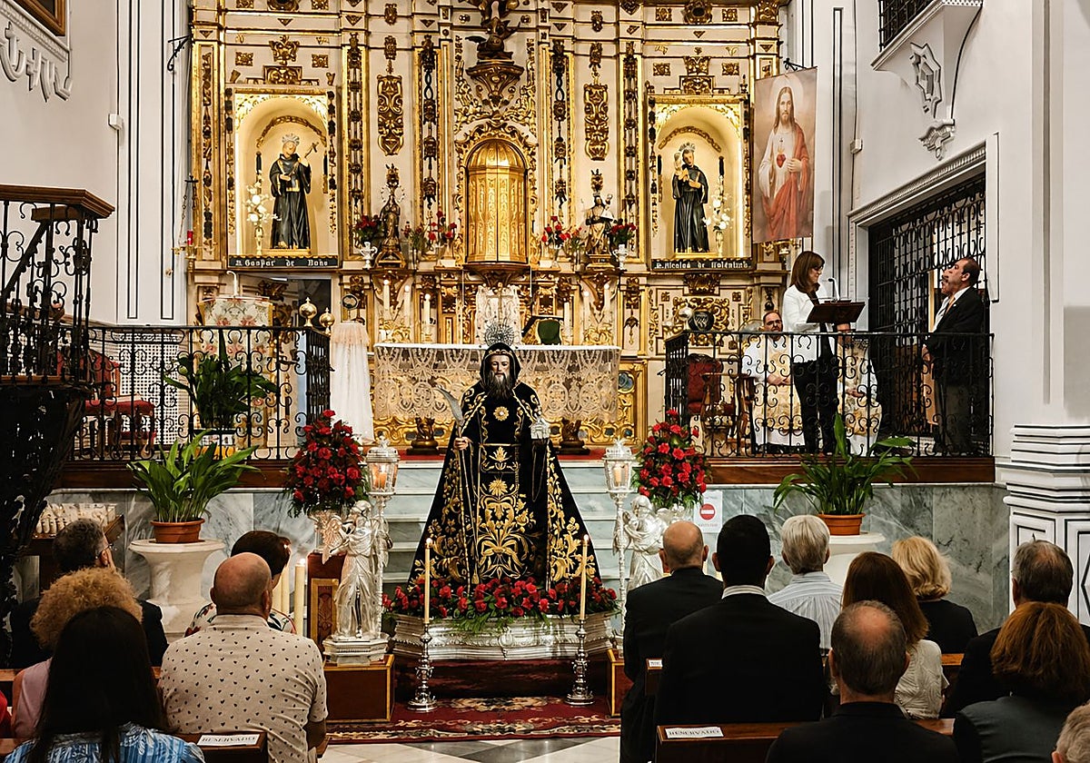La talla de San Francisco de Paula vuelve a lucir en Archidona tras salvar daños críticos