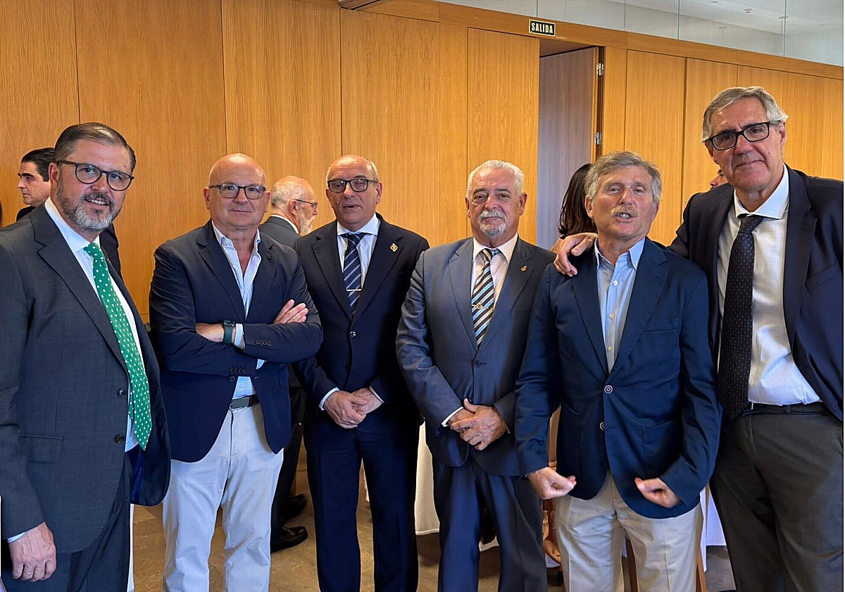 El Descendimiento homenajea a Manuel Torres por sus años de servicio al frente de la cofradía
