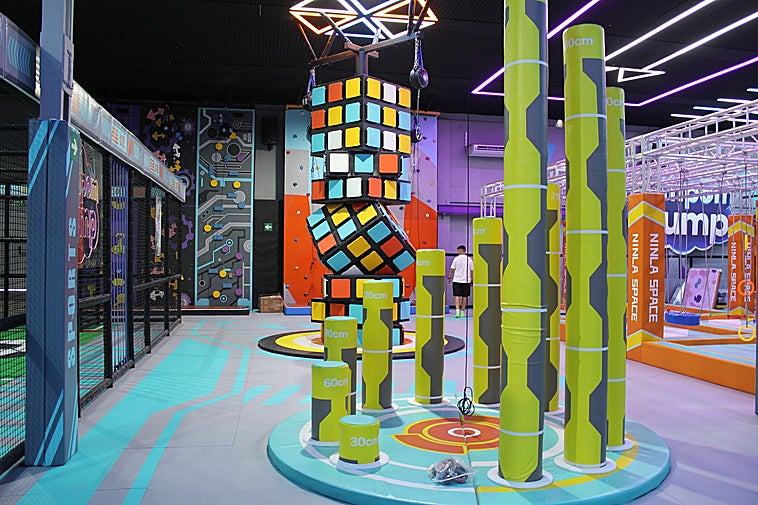 Circuitos ninja, camas elásticas o juegos interactivos: así es PomPom Jump, el nuevo parque infantil de Málaga
