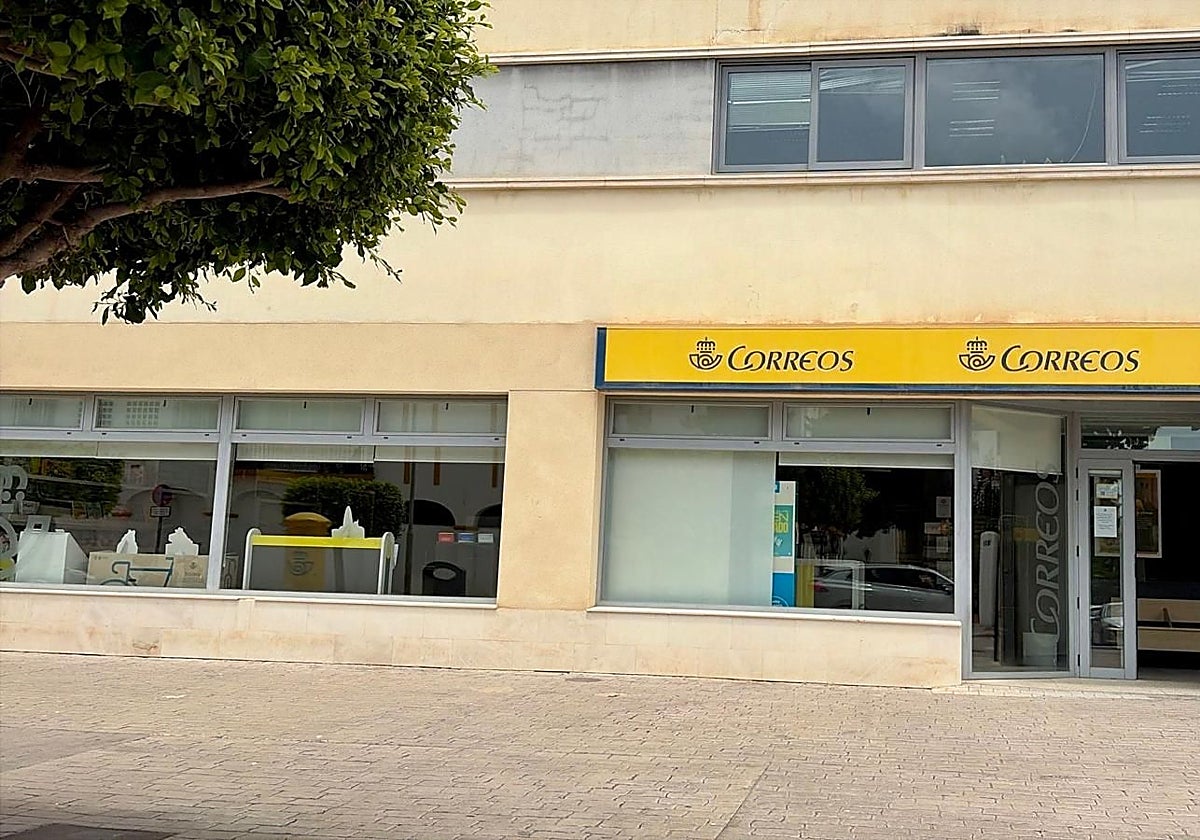 El alcalde de Rincón de la Victoria exige a Correos que no cierre la oficina de La Cala del Moral
