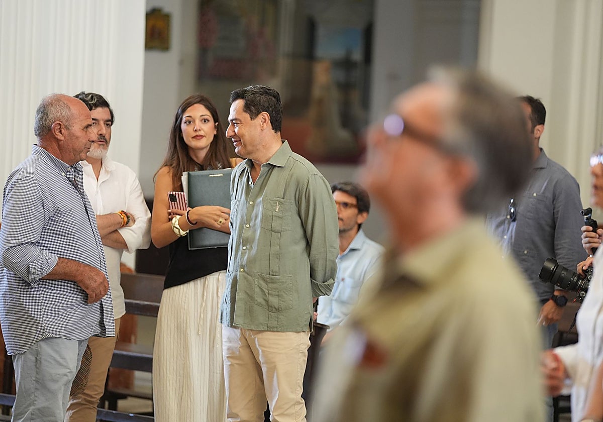 Juanma Moreno (al fondo con miembros de su equipo) y Manuel Gavira (en primer plano) coincidieron este viernes en El Rocío.