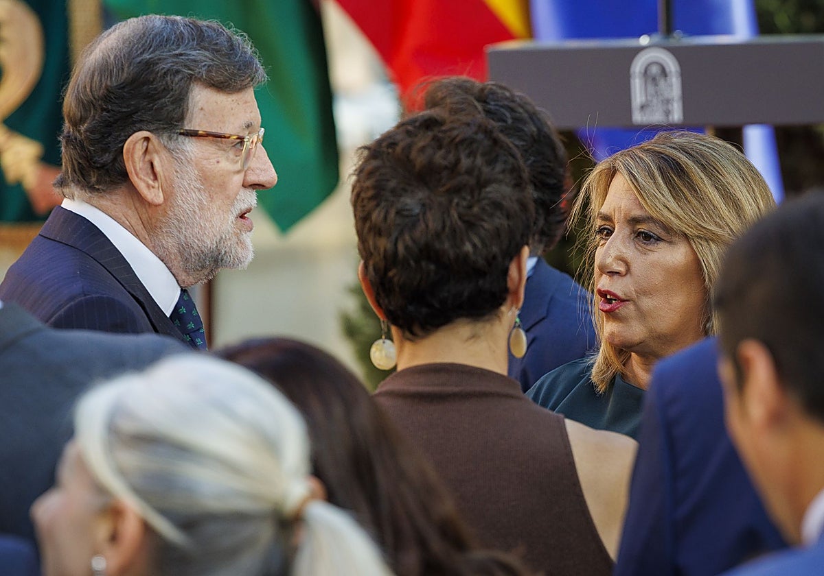 Mariano Rajoy y Susana Díaz conversan antes del inicio del acto.