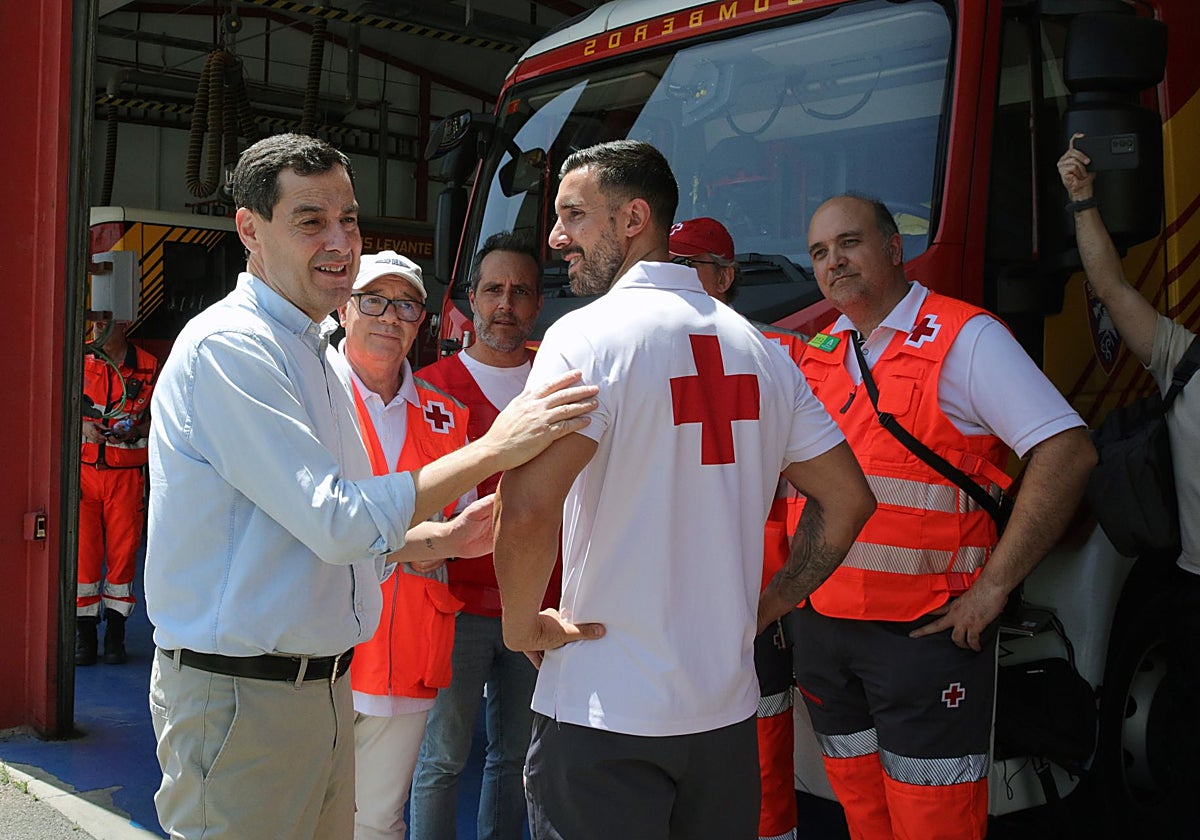Juanma Moreno, con miembros de los equipos sanitarios en Almería.