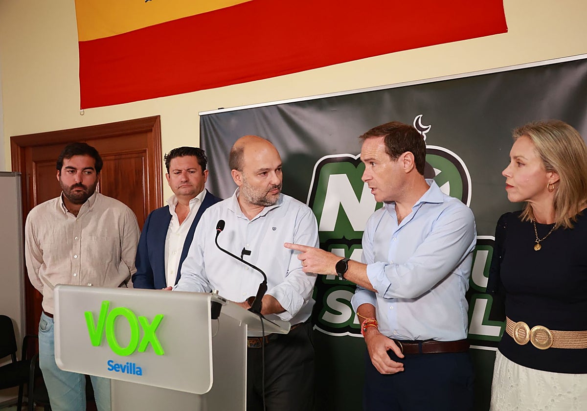 Dirigentes sevillanos de Vox, este martes en su sede.