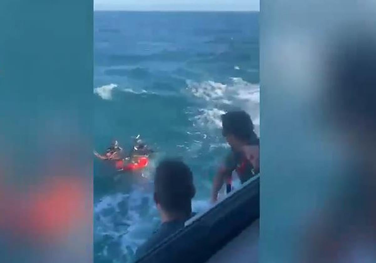 La Guardia Civil rescata a tres jóvenes a punto de ahogarse tras hundirse su barco en Cádiz: «¡Dale que están vivos!»