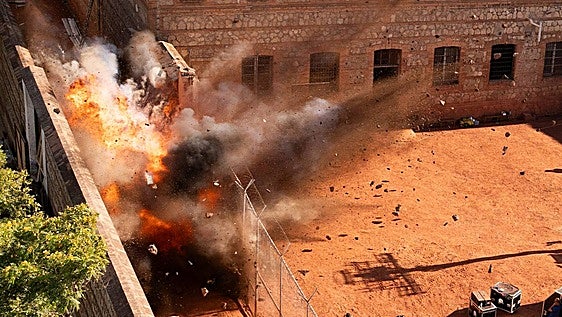 Bombazo en Málaga: el rodaje de la serie 'Far Cry' comienza en la cárcel con explosiones y acción