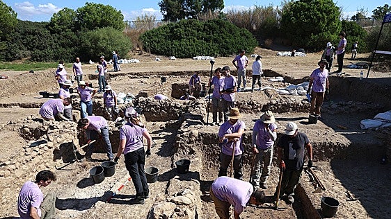Ánforas de Corinto, plomo de Gádor y objetos de marfil: la potencia comercial del Cerro del Villar