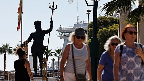 El Gobierno entra en la polémica de las estatuas del Puerto: pide aclarar si su permanencia es legal