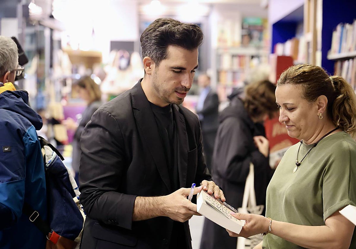 Javier Castillo juega con el 'true crime' y regresa al escenario habitual de sus novelas en su octavo libro: 'Espinas en el aire'