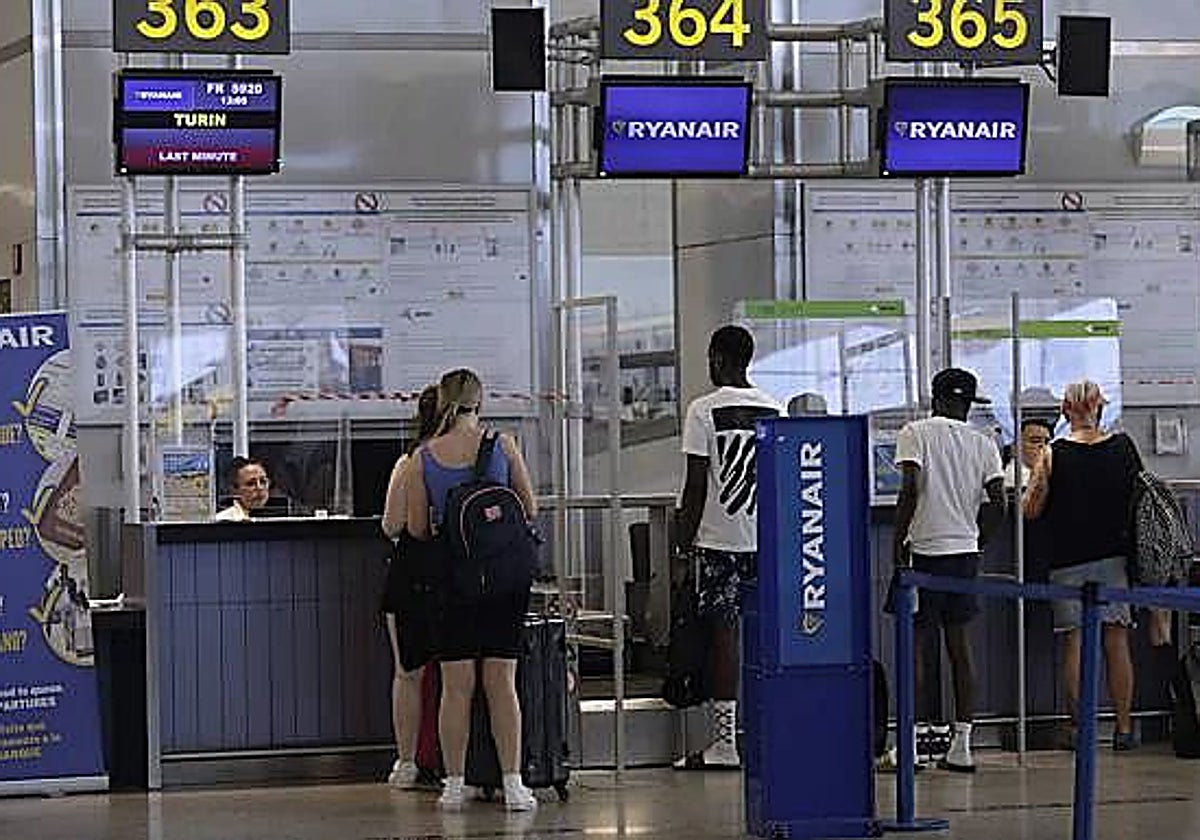 Prisión por agredir a tres guardias civiles al intentar entrar por la fuerza en un avión en el aeropuerto de Málaga