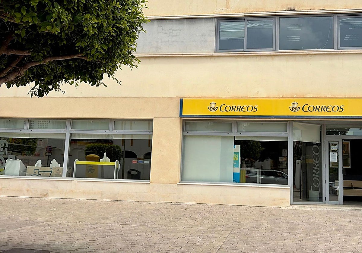 Correos aparca el cierre de la oficina de La Cala del Moral