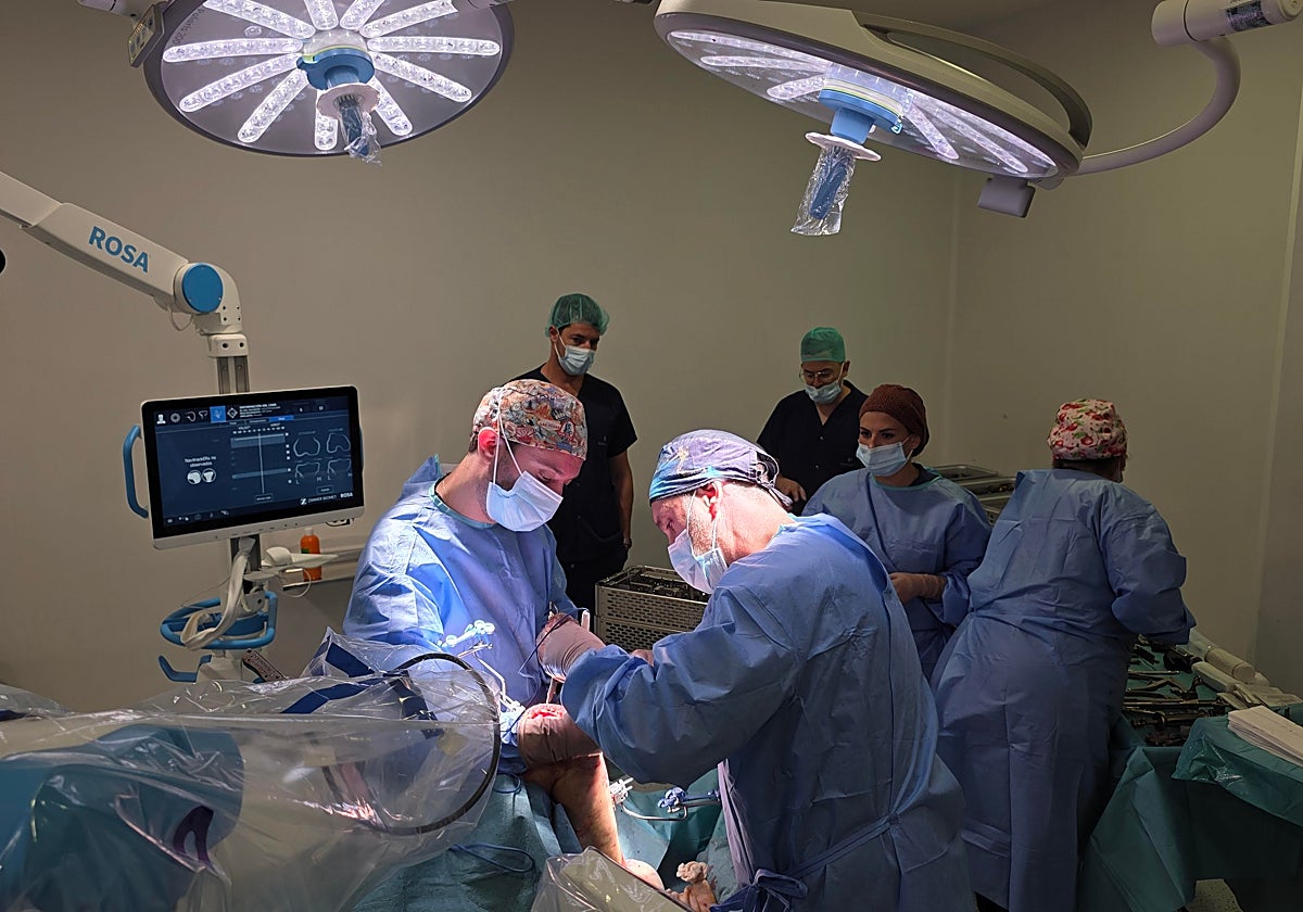 Especialidades clave como ginecología cuentan con más médicos en la privada que en la pública de Málaga