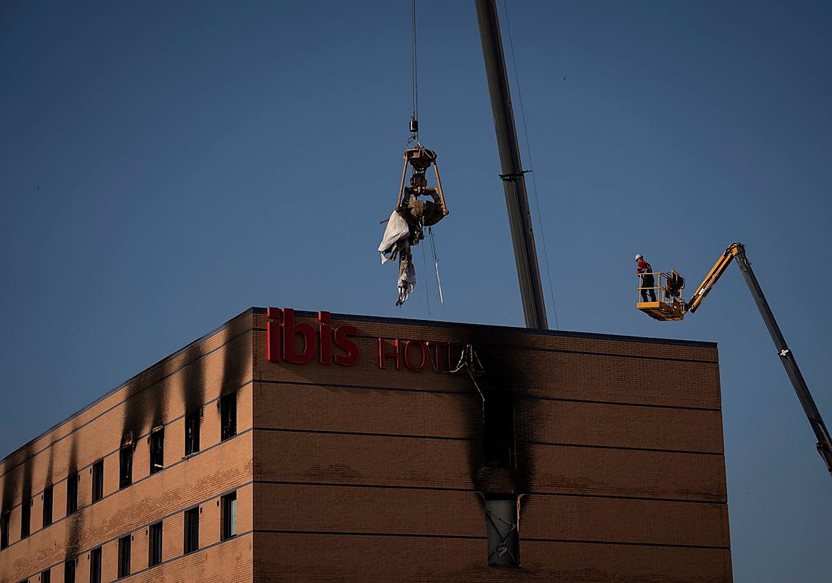 Avanzan los trabajos para demoler el Ibis: sacan camas y mobiliario del interior del hotel