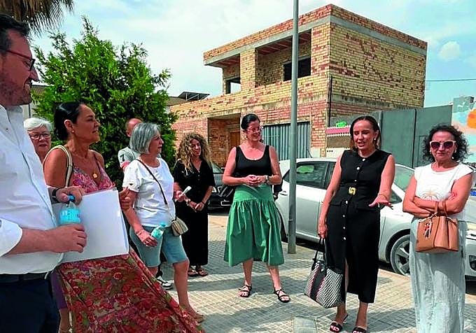 Un momento de la visita de la secretaria general de la Delegación Territorial de Inclusión Social en Málaga, Laura Valle, al centro.