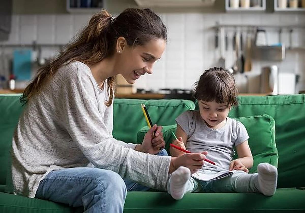 Canguros a domicilio: abren el plazo para pedir el servicio gratuito de cuidado de menores este verano en Málaga