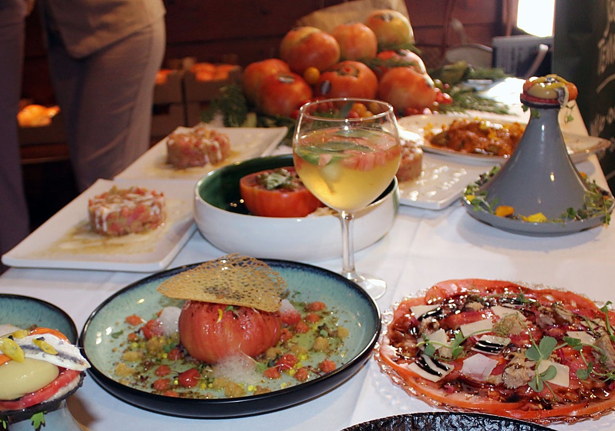 El Tomate Huevo Toro toma los fogones de Málaga: estos son los casi 50 restaurantes que lo servirán en el mes de agosto