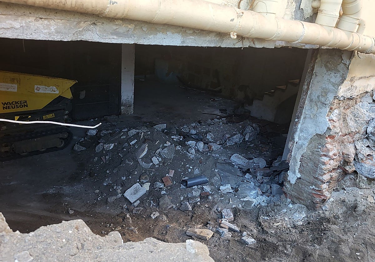 Detalle de la excavación realizada en el sótano de un edificio de la avenida de Sor Teresa Prat.