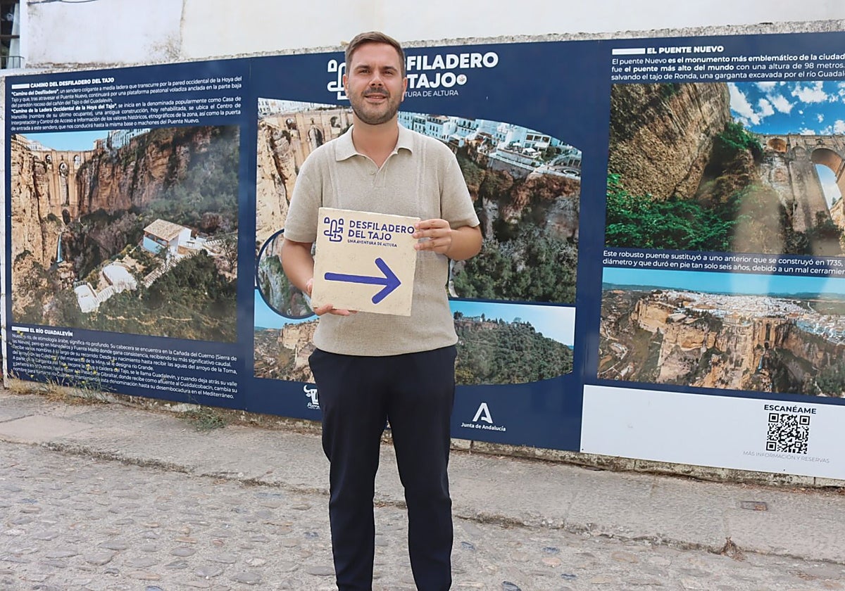 Ángel Martínez muestra uno de los nuevos azulejos que señalizarán el acceso al Camino del Desfiladero del Tajo.