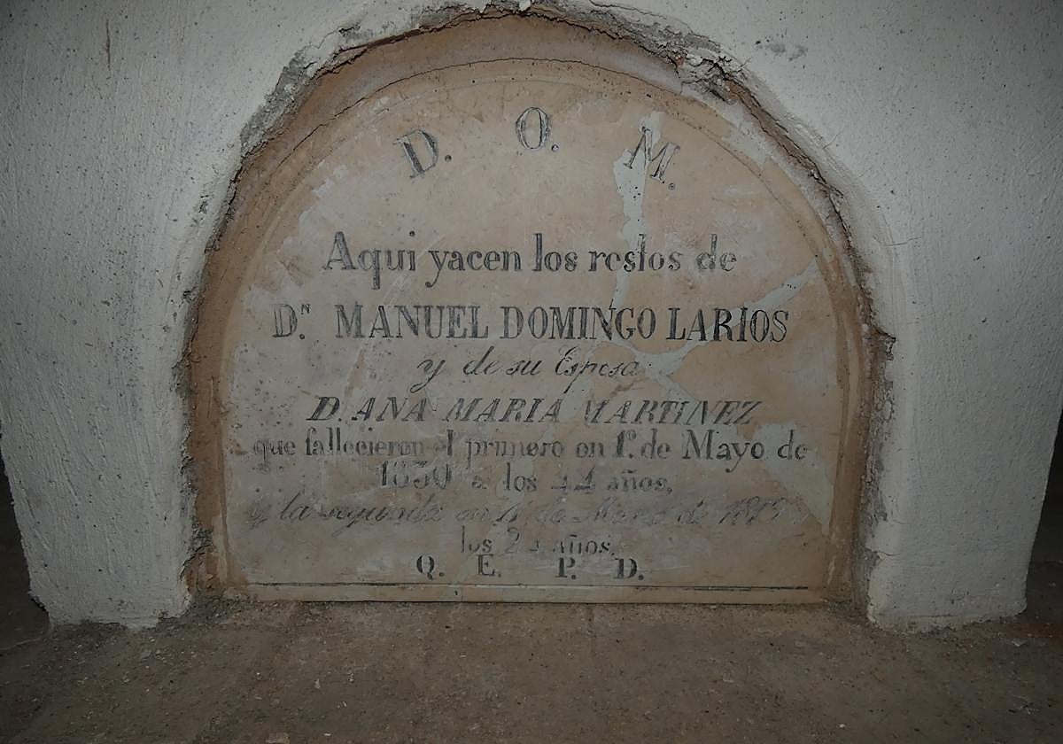 Lápida de la tumba de Manuel Domingo Larios y su esposa.