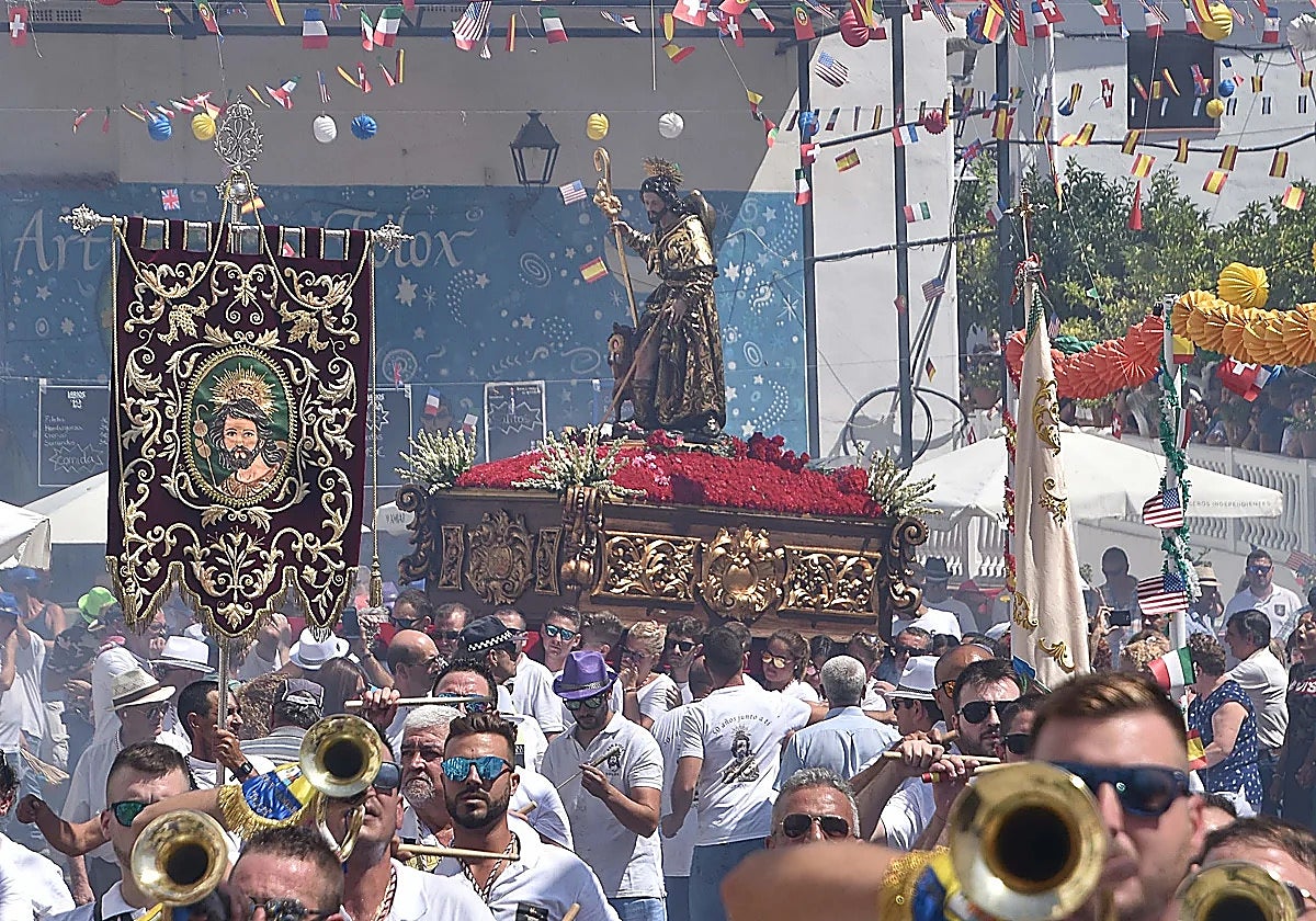 Procesión de San Roque durante las fiestas patronales de Tolox, en una edición anterior.