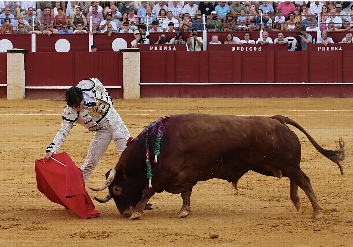 Derechazo de Galán, al primero de su lote, al que le planteó la faena en el centro del ruedo.