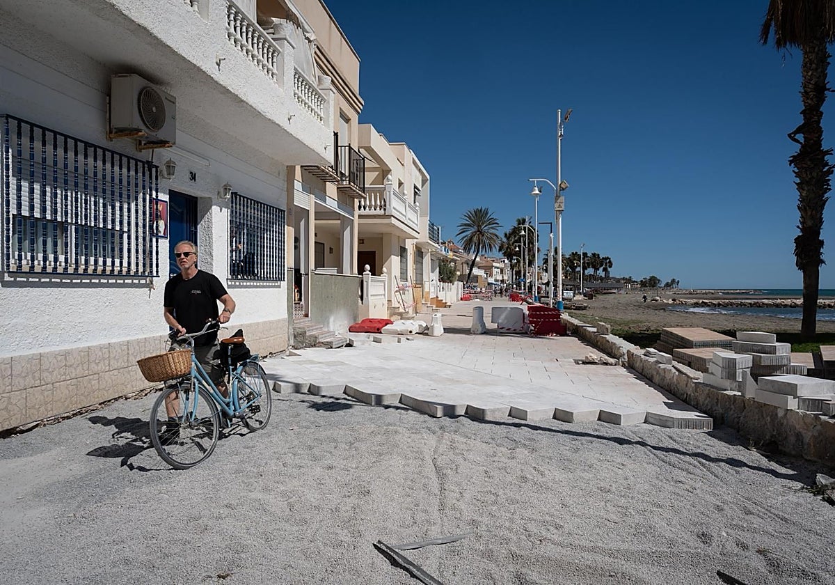 El Ayuntamiento de Málaga responde a las críticas por el paseo de Pedregalejo: «La obra no ha terminado»