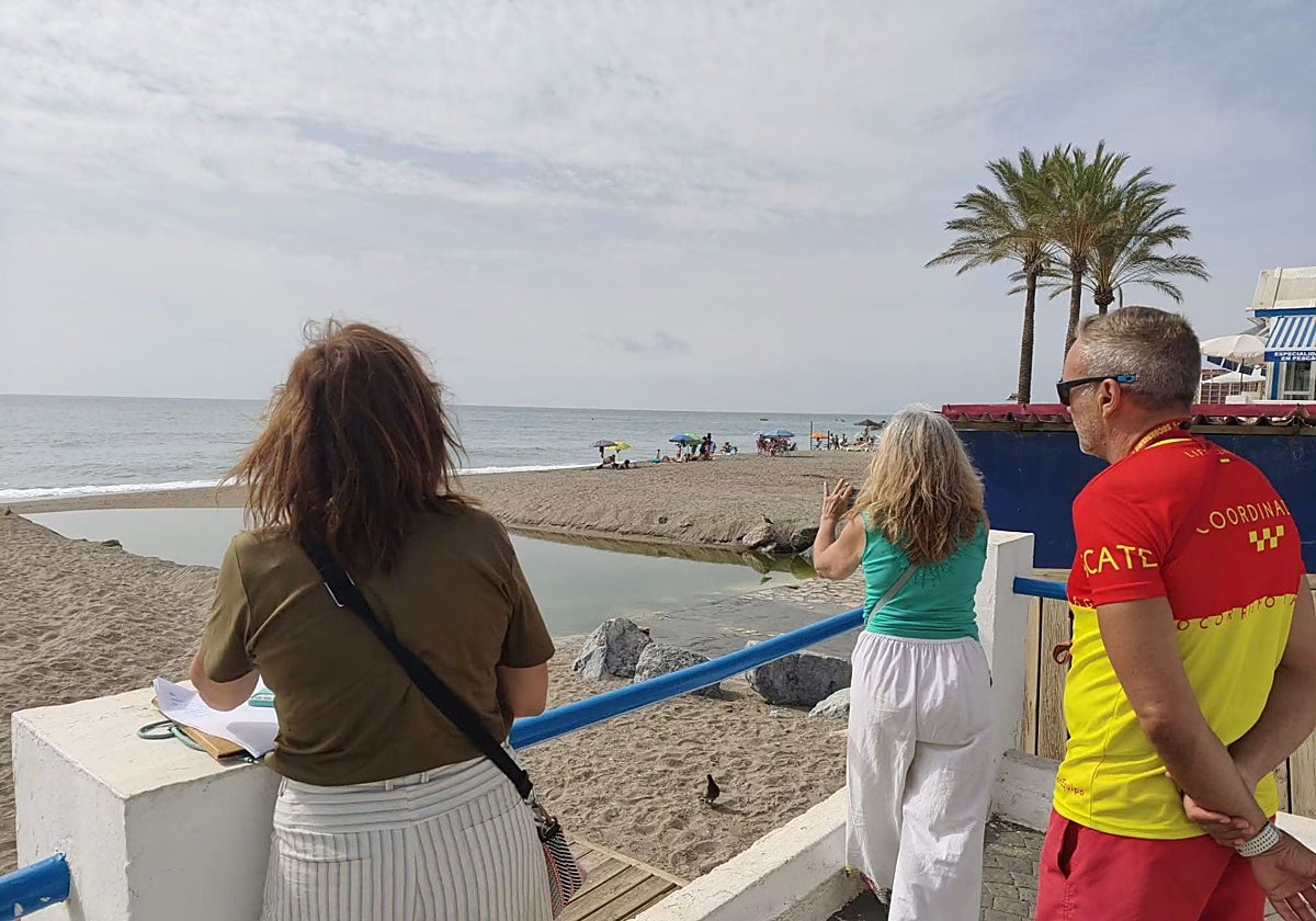 Benalmádena reabre sus playas cerradas pero aún no aclara la causa de las reacciones en la piel