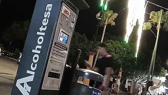 El extraño uso de los alcoholímetros de la feria: convertir un test de alcoholemia en un reto viral