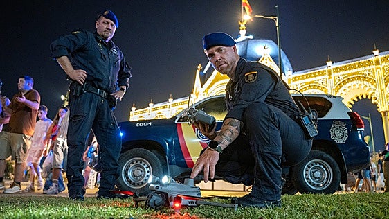 La feria a vista de pájaro: una noche con el equipo de drones de la Policía Nacional
