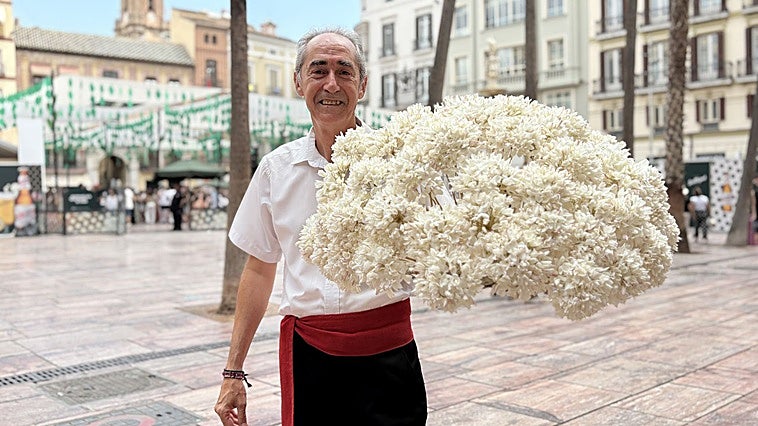 «Vengo desde pequeño con mi padre a vender biznagas»