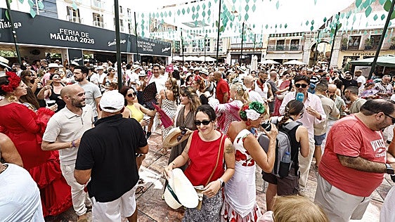 Ambiente festivo durante el sexto día de la Feria de Málaga
