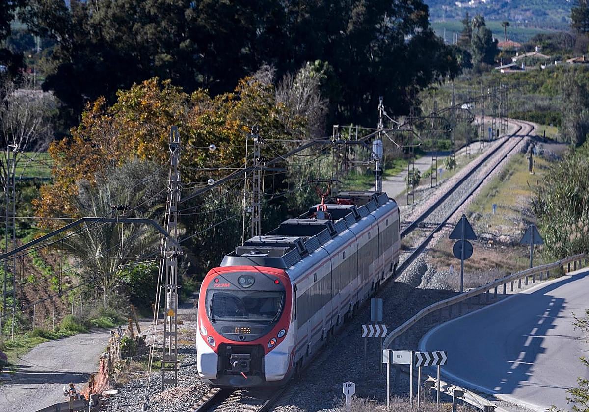 Retrasos en los trenes de Media Distancia entre Sevilla y Málaga por un vehículo que invadió la vía en Álora