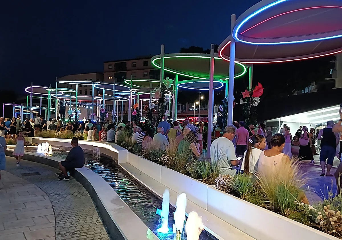 Piden explicaciones por los desperfectos en la recién estrenada plaza de La Nogalera de Torremolinos