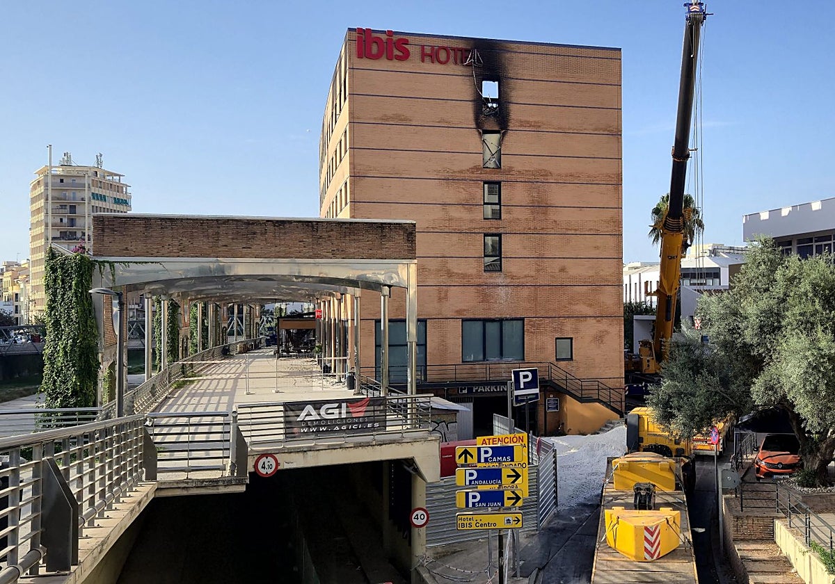 Comienza el derribo del hotel Ibis de Málaga tres meses después del incendio